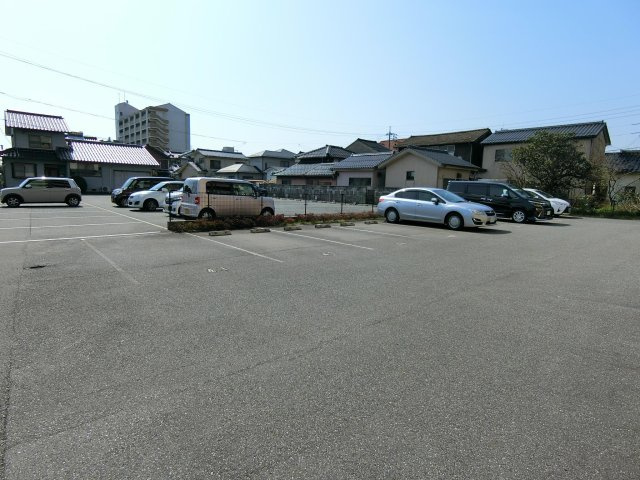 プレゼンスの駐車場