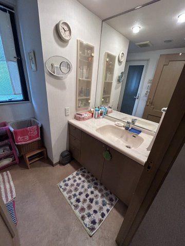 ファミールコート南青山の独立洗面台|大きな鏡は家族で身支度が出来ますね。