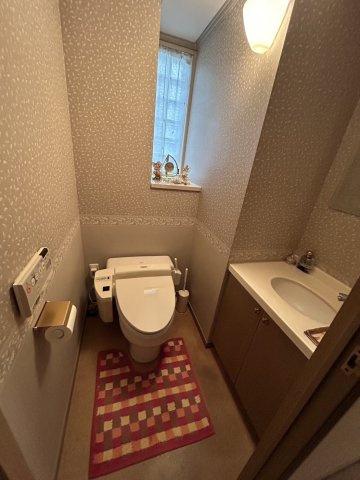 ファミールコート南青山のトイレ|採光の採れている手洗いボウル付きの明るいトイレです。温水洗浄便座付きです。