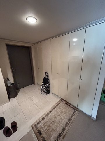 ファミールコート南青山の玄関|広々とした玄関はベビーカーを置いてもスペースは十分にございます。