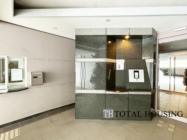 【エントランス】 | エクセルシオール菊水Ⅲ | マンションにはオートロックが設置されています。来訪者を事前に確認することができ、お子様のお留守番にも心強いです。