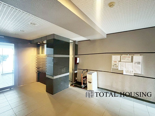 【エントランス】 | エクセルシオール菊水Ⅲ | 上質感漂うエントランス♪居住者の帰り、訪れる方を優しく迎える・安らぎに満ちた生活空間を予感させるようなその佇まいが魅力的です。