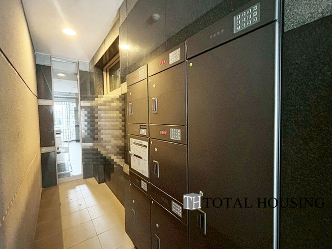 【設備】 | エクセルシオール菊水Ⅲ | 宅配ボックスがあることで、留守中でも荷物を受け取ることができ、再配達の手間が省けます。忙しい方にとって非常に便利です。