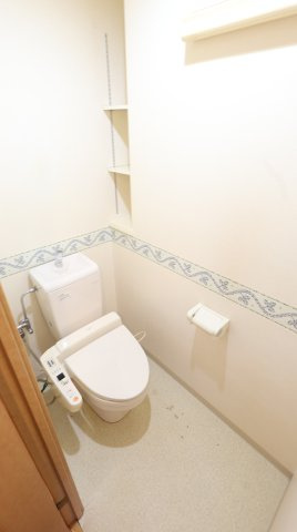 サンシティ大正町のトイレ|手洗い、収納棚付きのトイレ