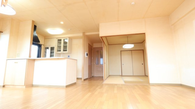 サンシティ大正町の居間・リビング|16.4帖のLDK！
2面採光の明るいお部屋です。