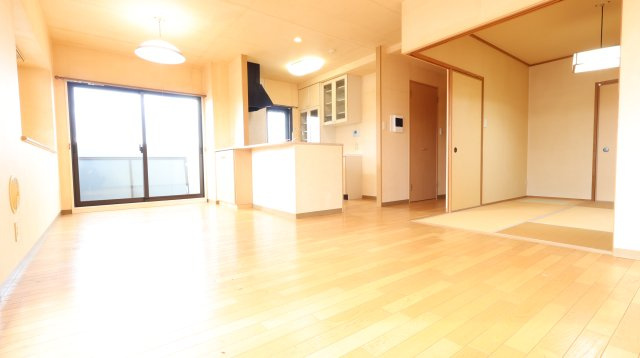 サンシティ大正町の居間・リビング|16.4帖のLDK！
2面採光の明るいお部屋です。