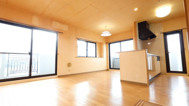 サンシティ大正町の居間・リビング|16.4帖のLDK！
2面採光の明るいお部屋です。