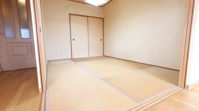 サンシティ大正町の和室|6帖和室
リビング横のくつろぎスペース！