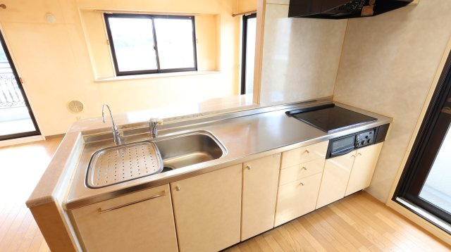 サンシティ大正町のキッチン|リビングにいるご家族と会話を楽しみながらお料理ができます！