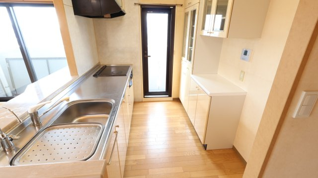 サンシティ大正町のキッチン|キッチンにはバルコニーへ出ることができる勝手口があり便利です！