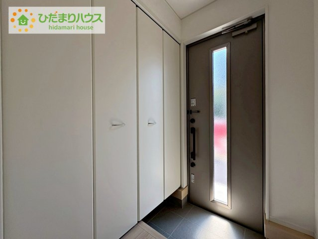 那珂市瓜連第14　新築戸建　6号棟の玄関|スニーカーマニアも納得の天井まであるシューズボックス!(^^)!