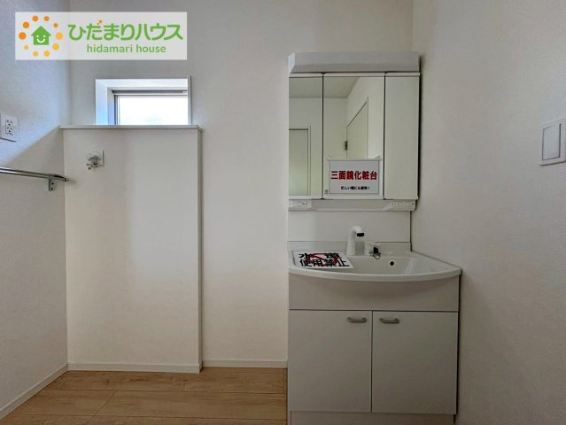 那珂市瓜連第14　新築戸建　6号棟の独立洗面台|三面鏡の大きな鏡は憧れます(^^♪ 鏡の後ろは収納となっていて、細かいものでも収納できるのでスッキリと整理できます！