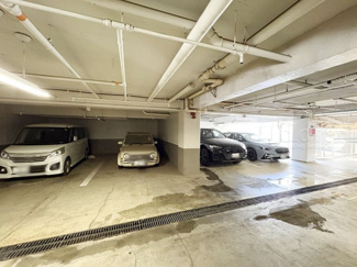 【駐車場】 | マンションの駐車場スペース。空きの有無や駐車料金、サイズ規定などについては、改めてお問い合わせください。～即日のご見学可能～　お問合せはお気軽にどうぞ。