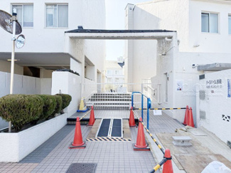 【エントランス】 | お客様を、そして住人を出迎えてくれるマンションのエントランス。ゴミが落ちていないことからも、管理状態の良さや住民の節度の高さが見て取れます。～即日のご見学可能～　お問合せはお気軽にどうぞ。