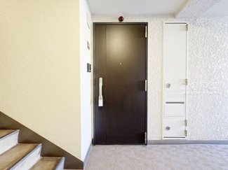 【その他共用部分】 | 皆様をお迎えする、お部屋の玄関ドア。開けやすさや開放角度、ドアノブの操作しやすさや鍵の形状などを、現地で一度ご確認ください。～即日のご見学可能～　お問合せはお気軽にどうぞ。