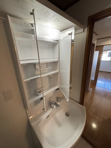 ランドステージの洗面所|３面鏡！