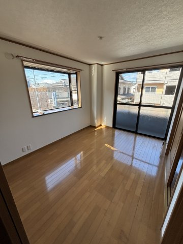 ランドステージの洋室|2面採光、出窓１つあり