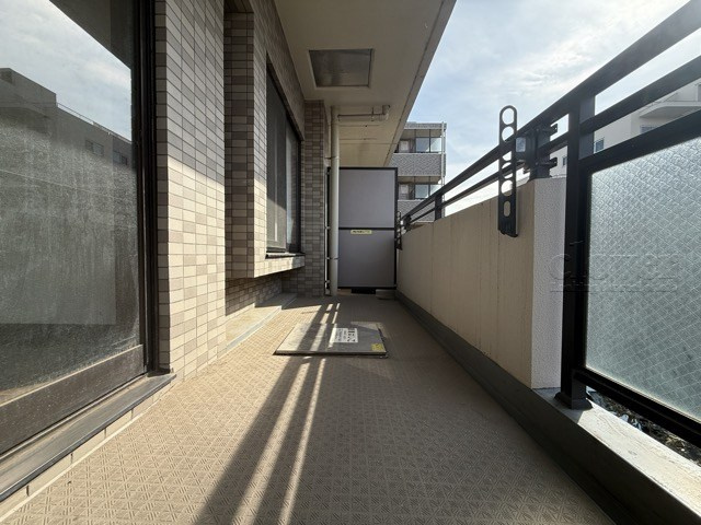 【バルコニー】 | ライオンズヴィアーレ成増 | バルコニーの様子。ここからの眺めが、日々のストレスを発散してくれることでしょう。ちなみにバルコニーは専有部分ではなく「共用部分」の扱いです。～即日のご見学可能～　お問合せはお気軽にどうぞ。