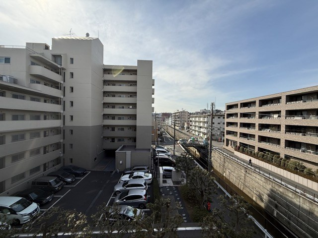 【展望】 | ライオンズヴィアーレ成増 | 眼前に広がる空の雄大さと、このお部屋の自慢の一つである「眺望」をご覧ください。毎日、この景色を独り占めできる新生活に夢が広がります。～即日のご見学可能～　お問合せはお気軽にどうぞ。