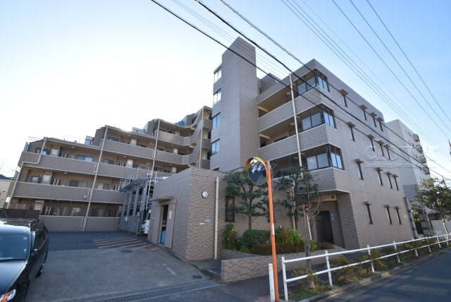 【現況写真】 | ライオンズヴィアーレ成増 | 前面道路と外観の様子です。～即日のご見学可能～　お問合せはお気軽にどうぞ。