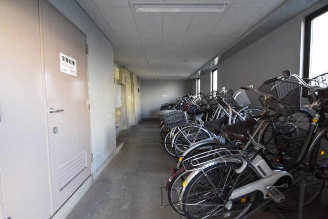 【駐輪場】 | ライオンズヴィアーレ成増 | 自転車置き場。マンションの共用部にあたります。空きの有無や駐輪料金、各戸の台数制限などについては、改めてお問い合わせください。～即日のご見学可能～　お問合せはお気軽にどうぞ。
