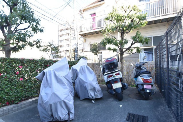 【駐車場】 | ライオンズヴィアーレ成増 | バイク置き場。空き区画の有無や駐輪料金、サイズおよび排気量規定などについては、改めてお問い合わせください。～即日のご見学可能～　お問合せはお気軽にどうぞ。