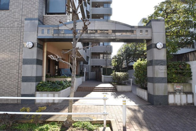 【エントランス】 | ライオンズヴィアーレ成増 | オートロックを備えた、マンションのエントランス。やはりセキュリティの観点は欠かすことができません。皆様を“安全”に送り出し、出迎えてくれます。～即日のご見学可能～　お問合せはお気軽にどうぞ。