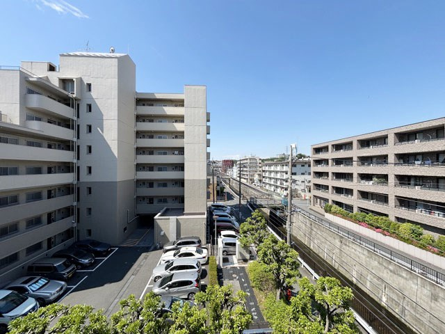 【展望】 | ライオンズヴィアーレ成増 | 眼前に広がる空の雄大さと、このお部屋の自慢の一つである「眺望」をご覧ください。毎日、この景色を独り占めできる新生活に夢が広がります。～即日のご見学可能～　お問合せはお気軽にどうぞ。