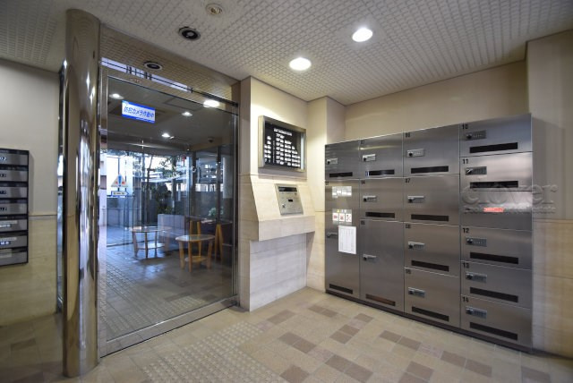 【ロビー】 | ライオンズヴィアーレ成増 | 宅配ボックスや集合ポストなどを備えたエントランスホール。ここもマンションの顔となる部分であり、しっかりと清掃の行き届いたさまに安心感をおぼえます。～即日のご見学可能～　お問合せはお気軽にどうぞ。