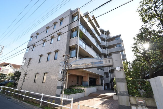 【外観】 | ライオンズヴィアーレ成増 | 手入れの行き届いた外壁やエントランスなど、「見ればわかる」レベルで清潔感を保ったマンションです。築年数を感じさせない姿で皆様をお出迎えします。～即日のご見学可能～　お問合せはお気軽にどうぞ。