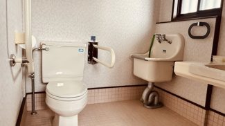 【トイレ】 | 大津市仰木の里東3丁目5-13　中古戸建 | トイレは3か所、一つは車いす利用可能