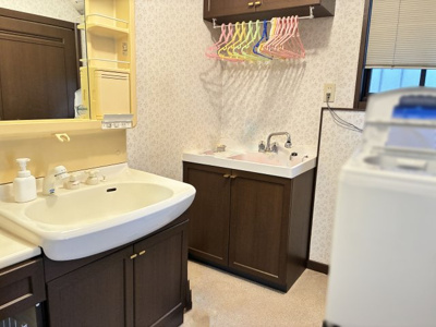 【洗面所】 | 大津市仰木の里東3丁目5-13　中古戸建 | ユーティリティシンクのある洗面脱衣室
