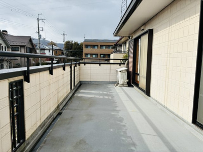 【バルコニー】 | 大津市仰木の里東3丁目5-13　中古戸建 | 光の降り注ぐ南面バルコニー