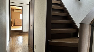 【内装】 | 大津市仰木の里東3丁目5-13　中古戸建 | 白いクロスと濃い木目のコントラストが素敵