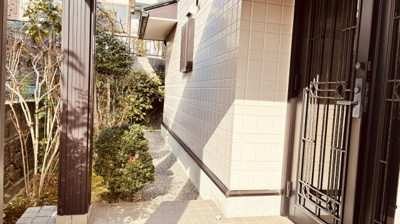 【その他】 | 大津市仰木の里東3丁目5-13　中古戸建 | 玄関外部から庭