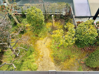 【庭】 | 大津市仰木の里東3丁目5-13　中古戸建 | 二階から見た庭