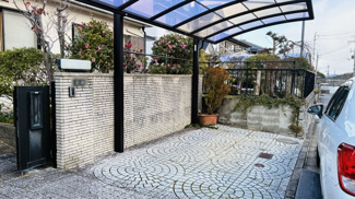 【駐車場】 | 大津市仰木の里東3丁目5-13　中古戸建 | カーポート付き駐車スペース