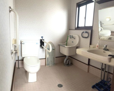 【トイレ】 | 大津市仰木の里東3丁目5-13　中古戸建 | 車いす利用可能トイレ、別角度