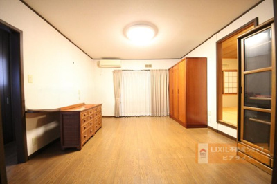 【居間・リビング】 | 大津市仰木の里東3丁目5-13　中古戸建 | リビング別角度