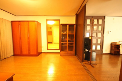 【居間・リビング】 | 大津市仰木の里東3丁目5-13　中古戸建 | リビング別角度