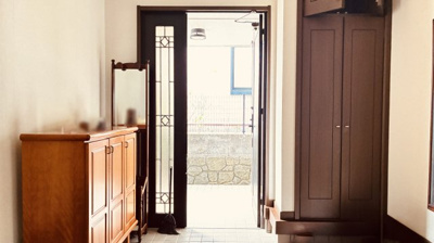 【玄関】 | 大津市仰木の里東3丁目5-13　中古戸建 | 収納付きで広々とした玄関