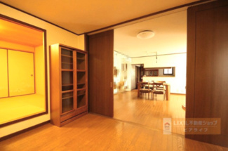 【内装】 | 大津市仰木の里東3丁目5-13　中古戸建 | リビングからダイニングと和室