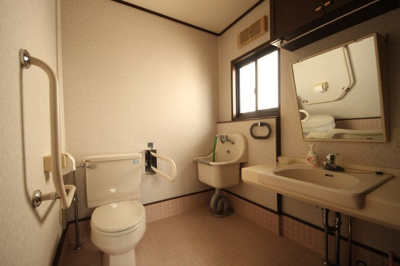【トイレ】 | 大津市仰木の里東3丁目5-13　中古戸建 | 車いす利用可能トイレ、別角度