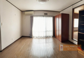 【居間・リビング】 | 大津市仰木の里東3丁目5-13　中古戸建 | ゆったりリビング(AIによる家具消画像加工)