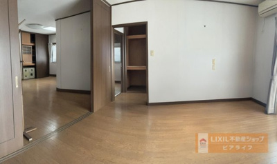 【居間・リビング】 | 大津市仰木の里東3丁目5-13　中古戸建 | リビング別角度(AIによる家具消画像加工)