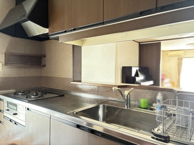 【キッチン】 | 大津市仰木の里東3丁目5-13　中古戸建 | リビングやダイニングを見守るキッチン