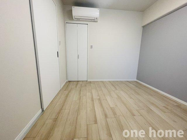 ジャルダン東淀川の洋室|◆約5.6帖洋室です！エアコン設置済です！
◆シンプルな内装につき、お持ちの家具やカーテンが映えます♪