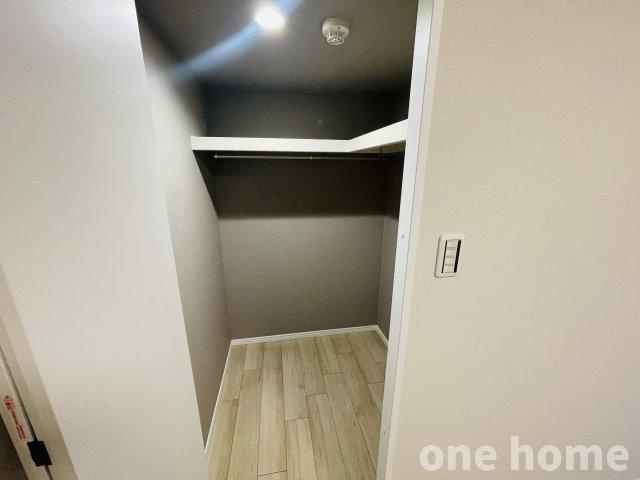 ジャルダン東淀川の収納|◆約5.6帖洋室にはウォークインクローゼット完備です！広々としてワードローブが把握しやすいスグレ物です！