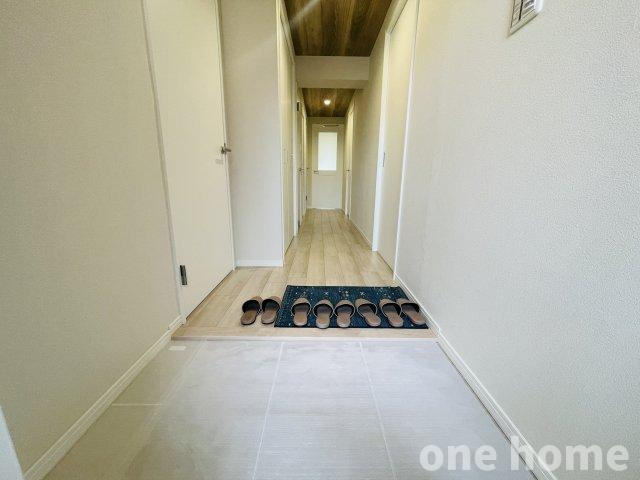 ジャルダン東淀川の玄関|◆広々とした玄関です！廊下天井にも木目のクロスが施され、お洒落な空間が出迎えれくれえます♪
◆【即日内覧会開催中】土日はもちろん！平日仕事終わりの内覧も可能です！