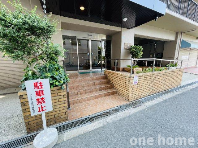 ジャルダン東淀川のエントランス|◆マンションエントランスはスロープ付きで、車椅子やベビーカーの移動がスムーズです！
◆周辺は平坦地エリアで、自転車や徒歩での移動もスムーズです！
